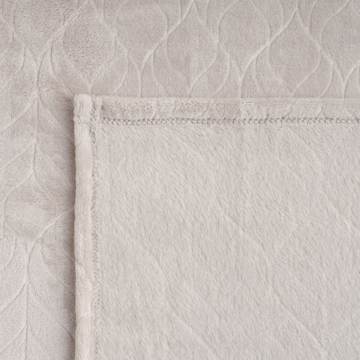 Jednokolorowy koc z wytłoczonym wzorem Violineos 150x200 cm z motywem arabeski