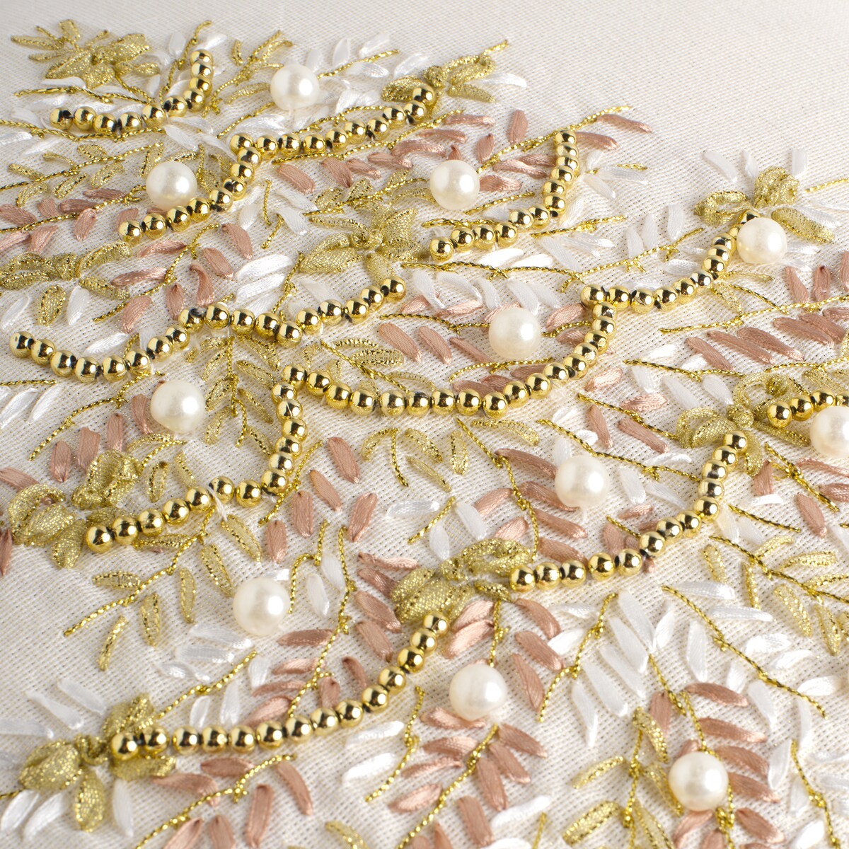 Poszewka Haftowana Arvore 45x45 cm z motywem choinki