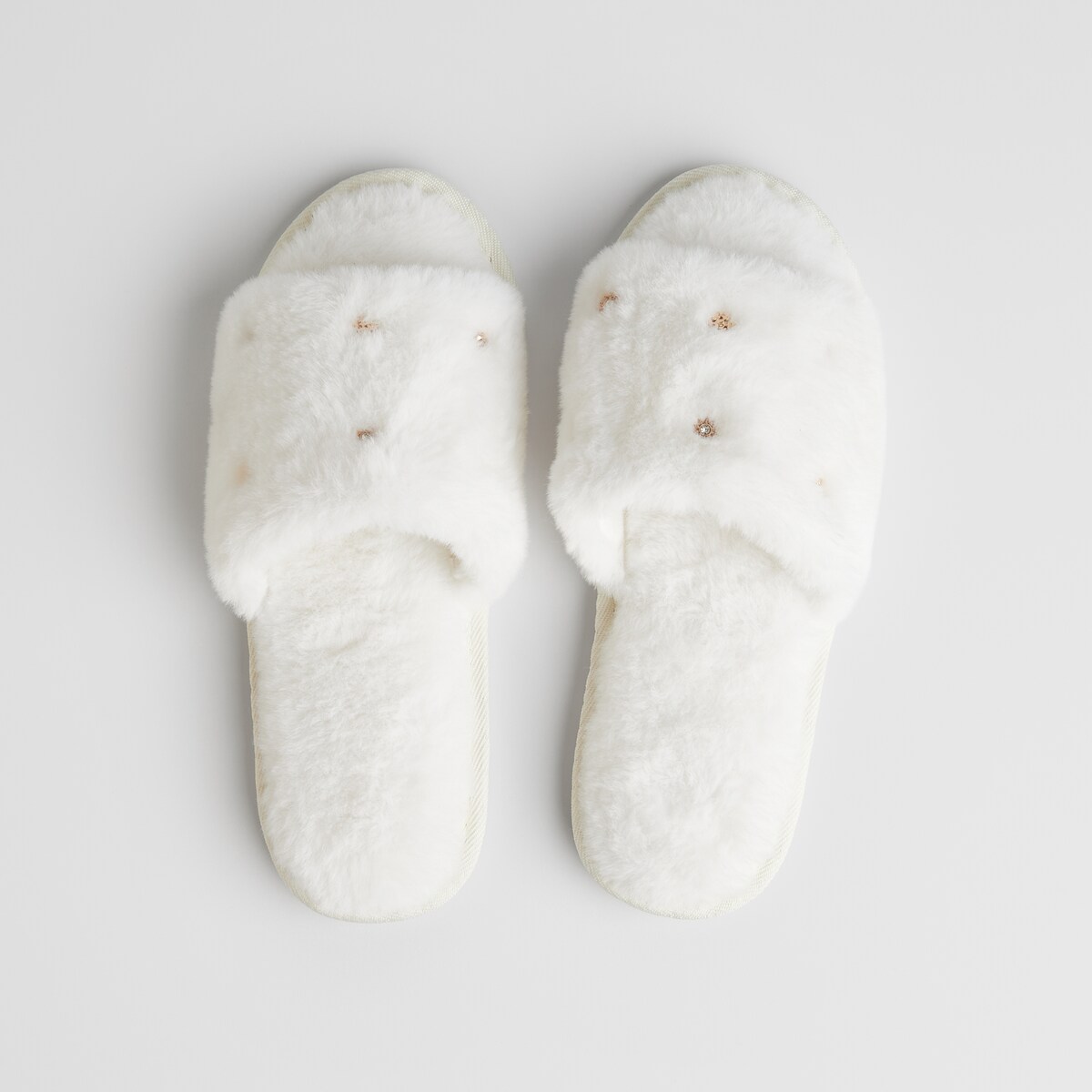 Kapcie Nulino z motywem gwiazdy