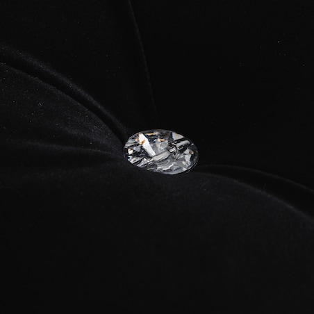 Welurowe krzesło w stylu glamour wykończone cyrkoniami brittani