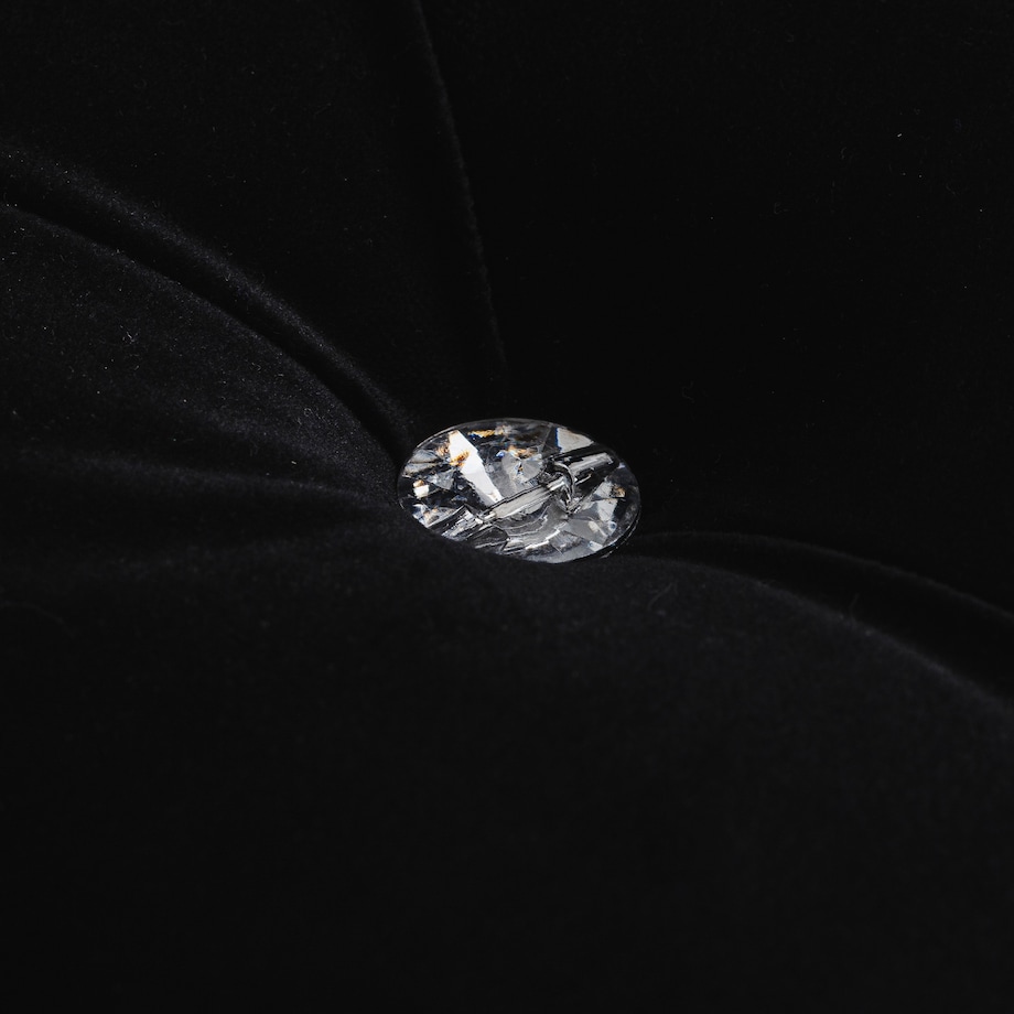 Welurowe krzesło w stylu glamour wykończone cyrkoniami brittani