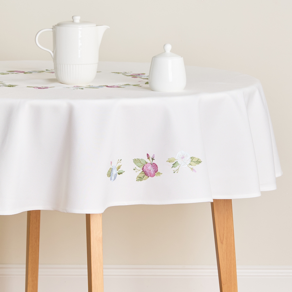 Obrus Haftowany Pansisa z motywem kwiatowym