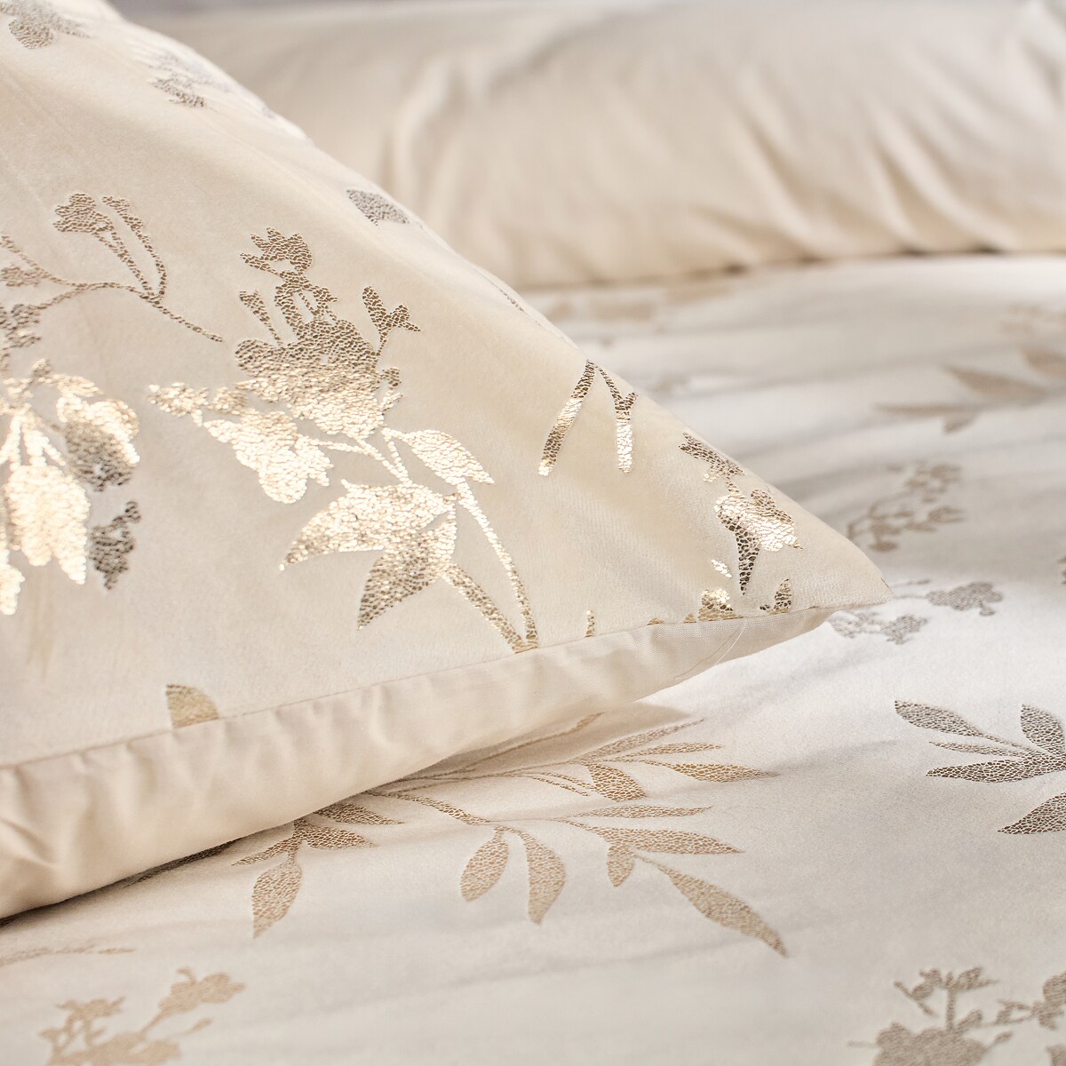 Pościel welwetowa ze złotym nadrukiem Pansema 160x200 cm z motywem postaci