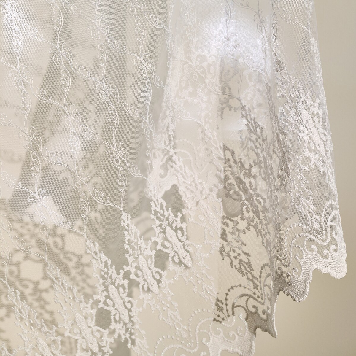 Firana haftowana Bella 140x250 cm z motywem arabeski