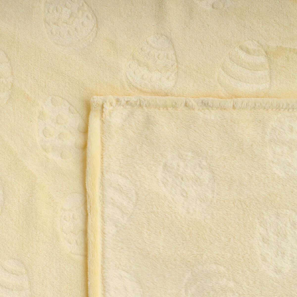 Jednokolorowy koc z wytłoczonym wzorem Joylis 150x200 cm z motywem jajka