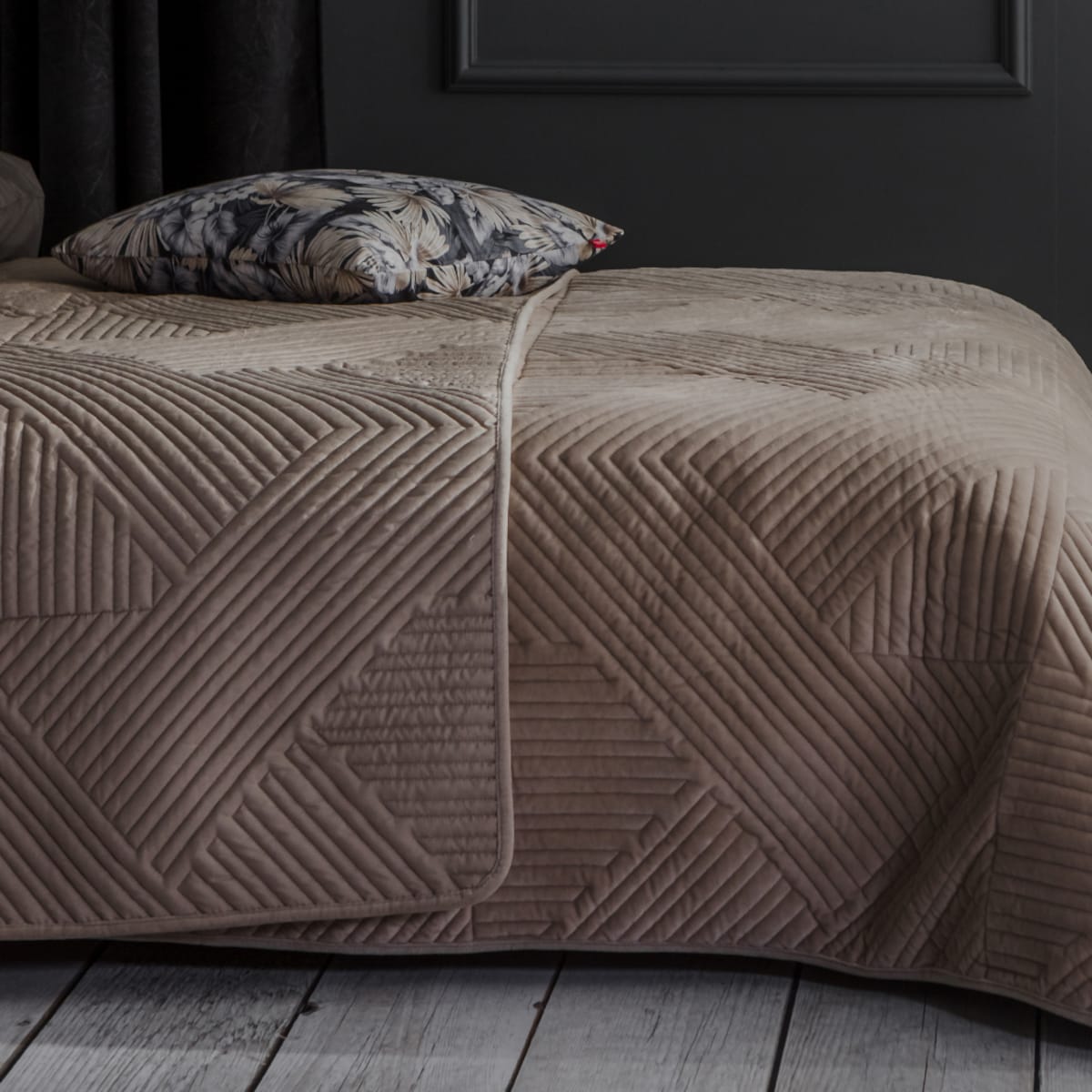 Narzuta Welwetowa w Przeszywany Geometryczny Wzór Minister