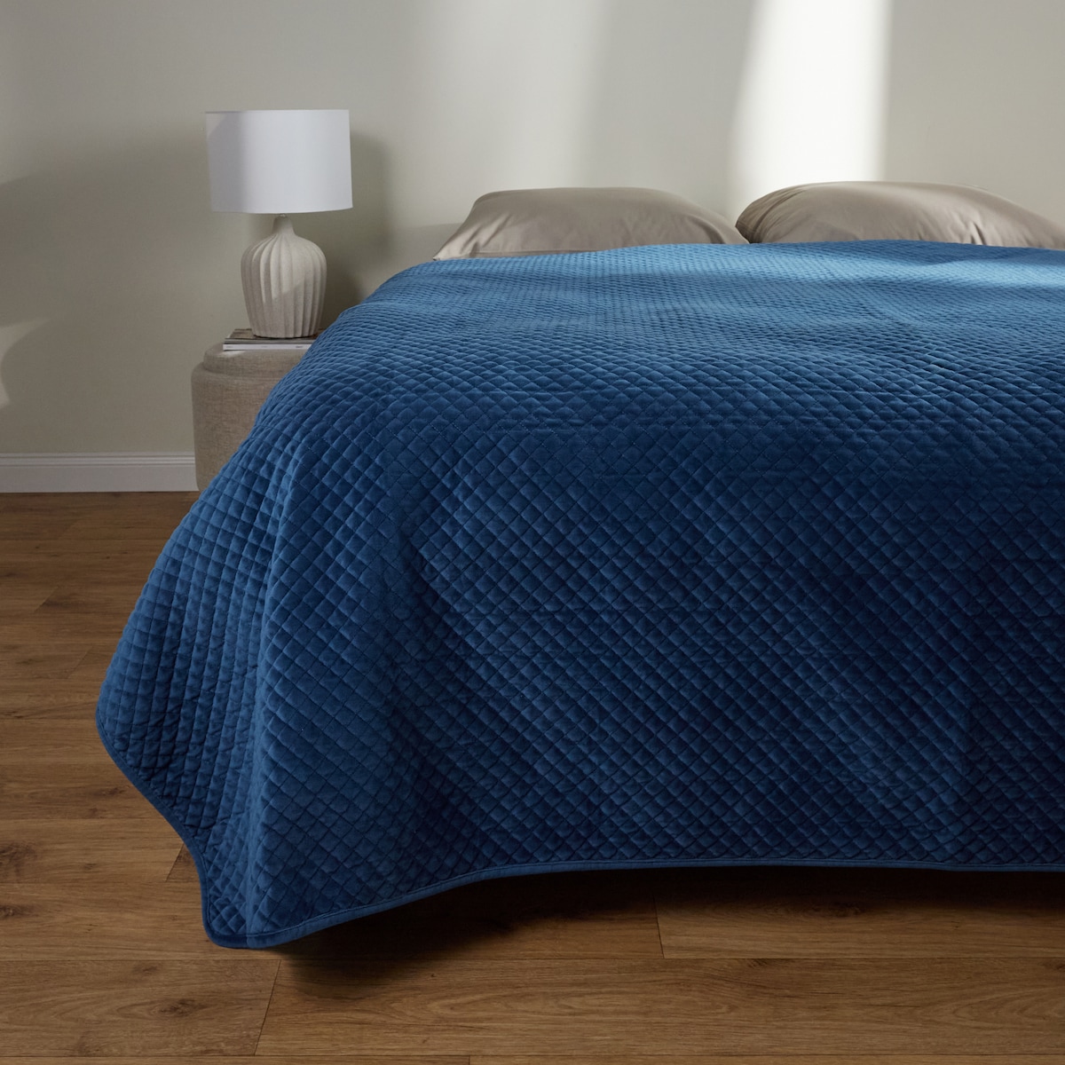 Jednokolorowa narzuta na łóżko Plums 200x220 cm