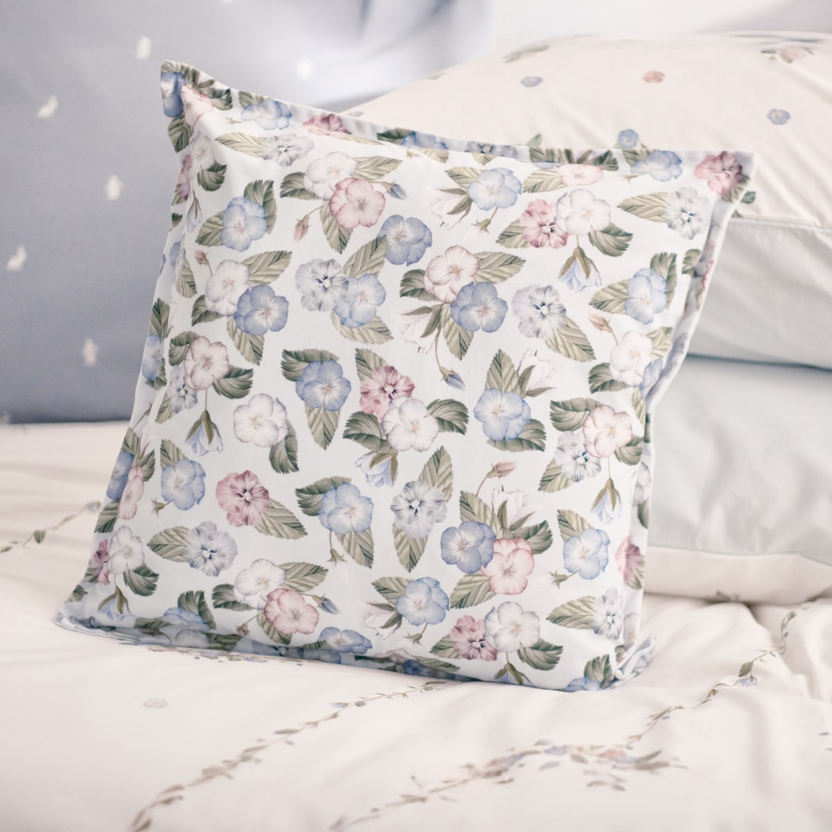 Poszewka z nadrukiem Pansiso 45x45 cm z motywem kwiatowym