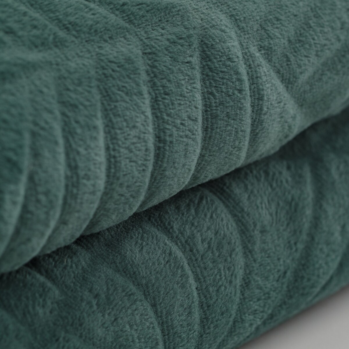 Jednokolorowy koc z wytłoczonym wzorem Leafline 150x200 cm