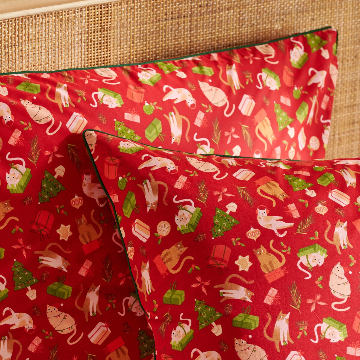 Pościel bawełniana z lamówką Miaoumas 160x200 cm z motywem choinki