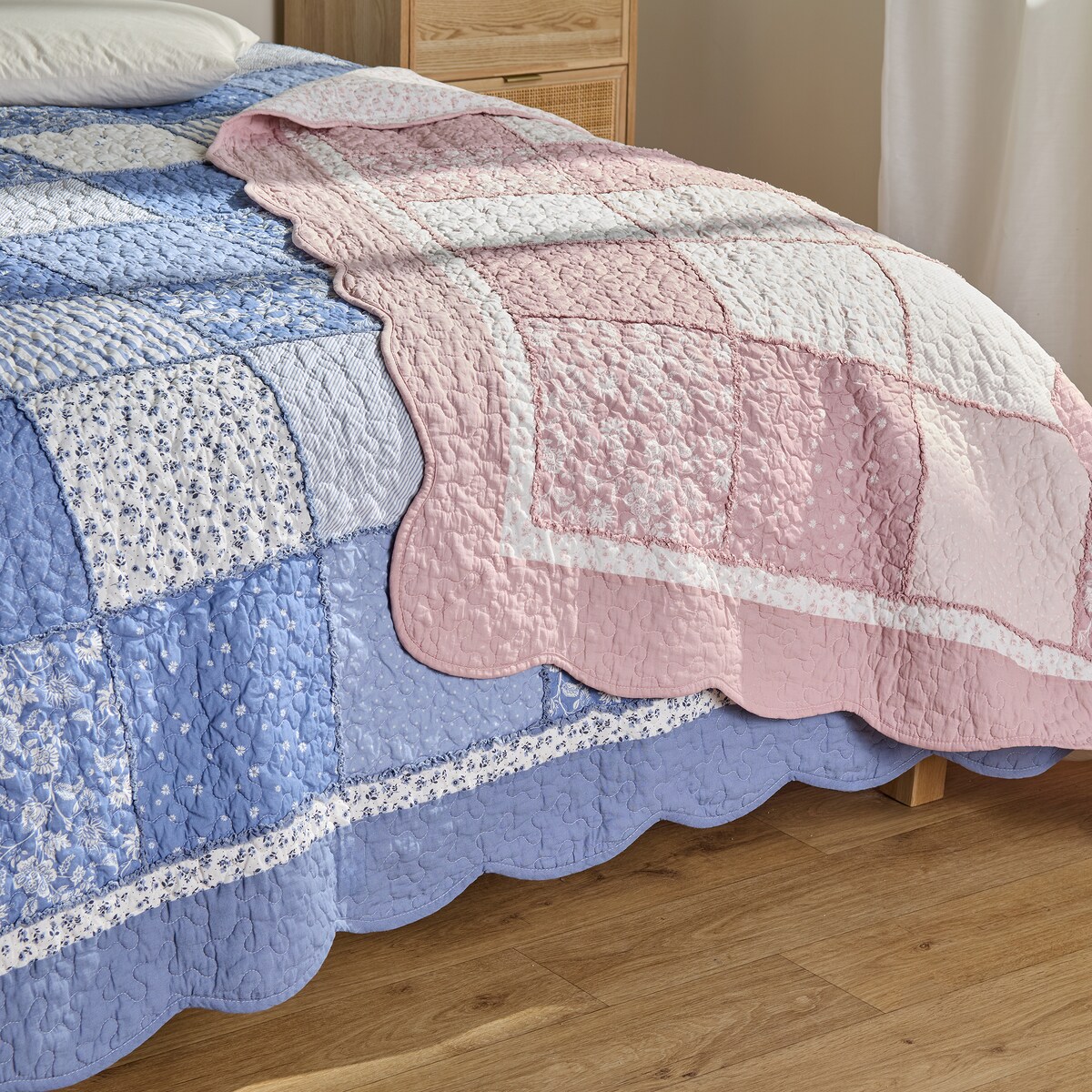 Patchwork narzuta na łóżko Cottage 200x220 cm z motywem kwiatowym