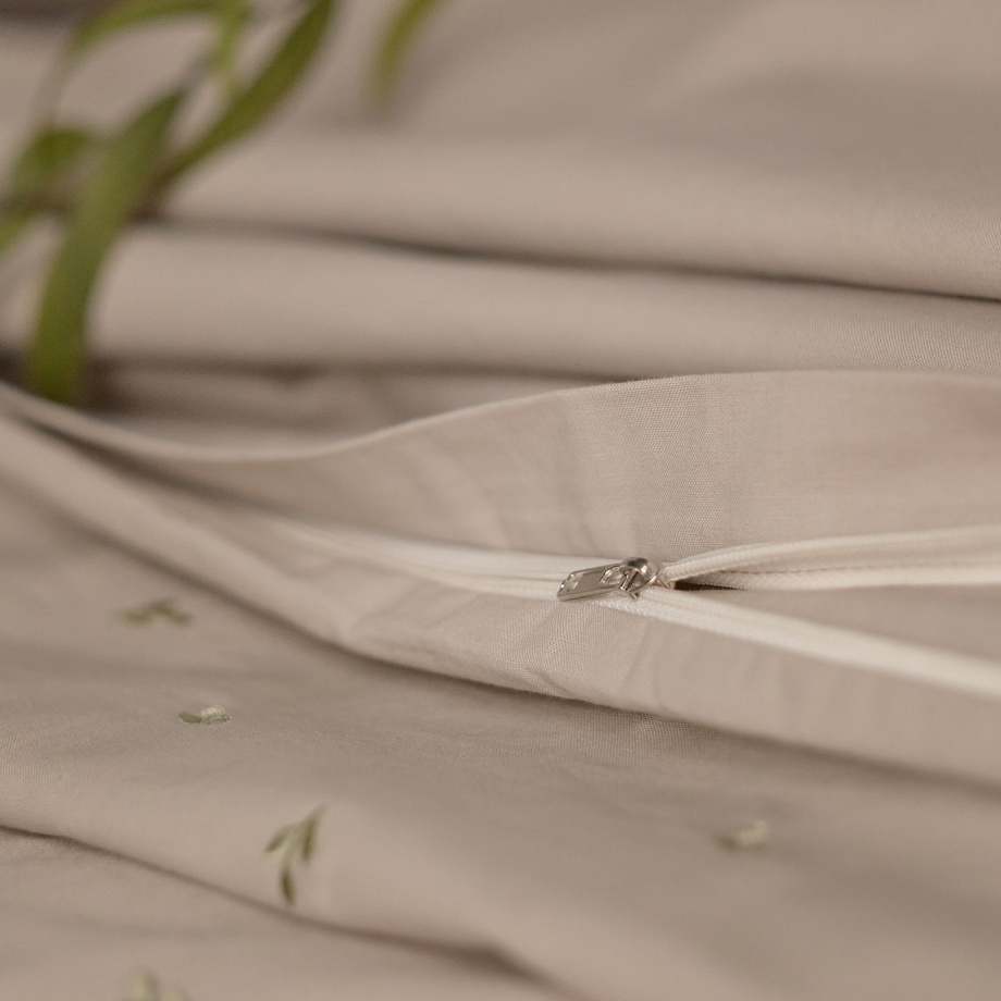 Pościel bawełniana z haftem Listisi 160x200 cm z motywem liściastym