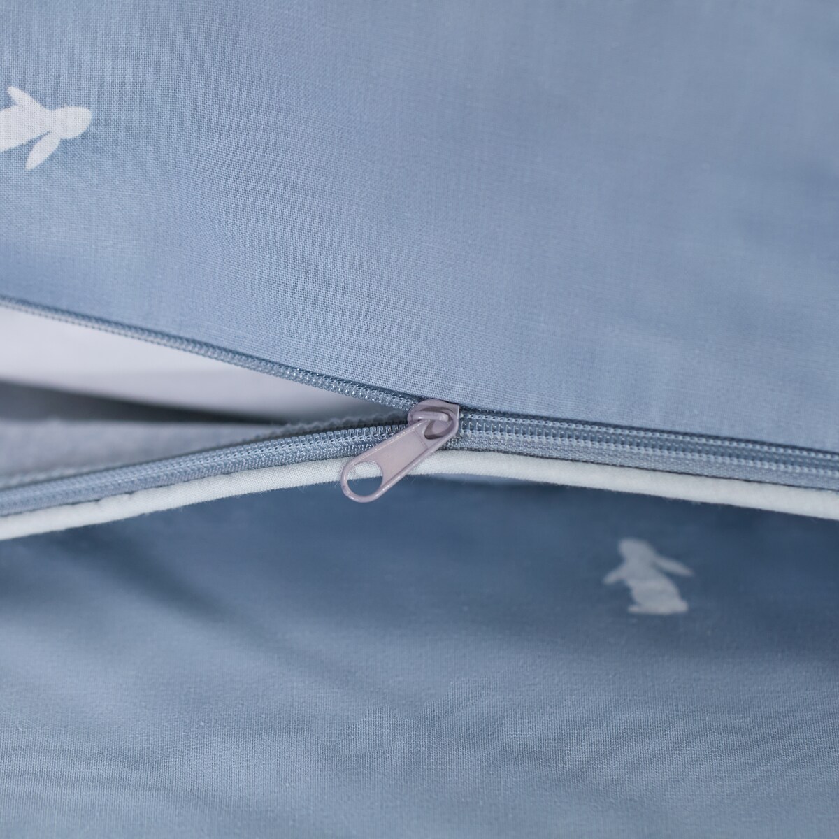 Pościel bawełniana z lamówką Leveriso 200x220 cm z motywem królika