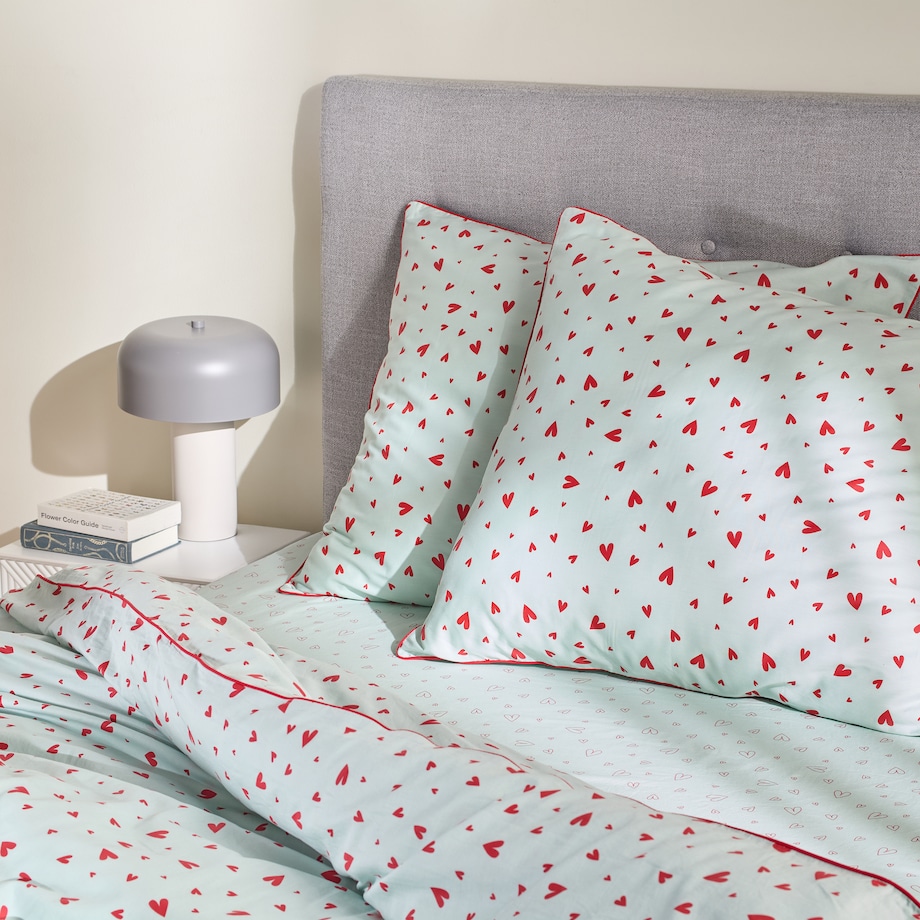 Prześcieradło z bawełny satynowej z gumką Malorinka 140x200x25 cm z motywem serc