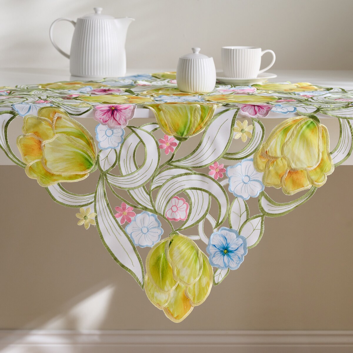 Serweta Haftowana Floresse 80x80 cm z motywem kwiatowym