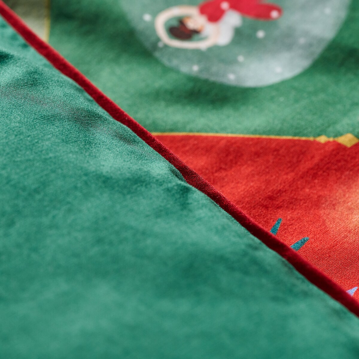 Pościel bawełniana z lamówką Nutpatcher 200x220 cm z motywem dziadka do orzechów