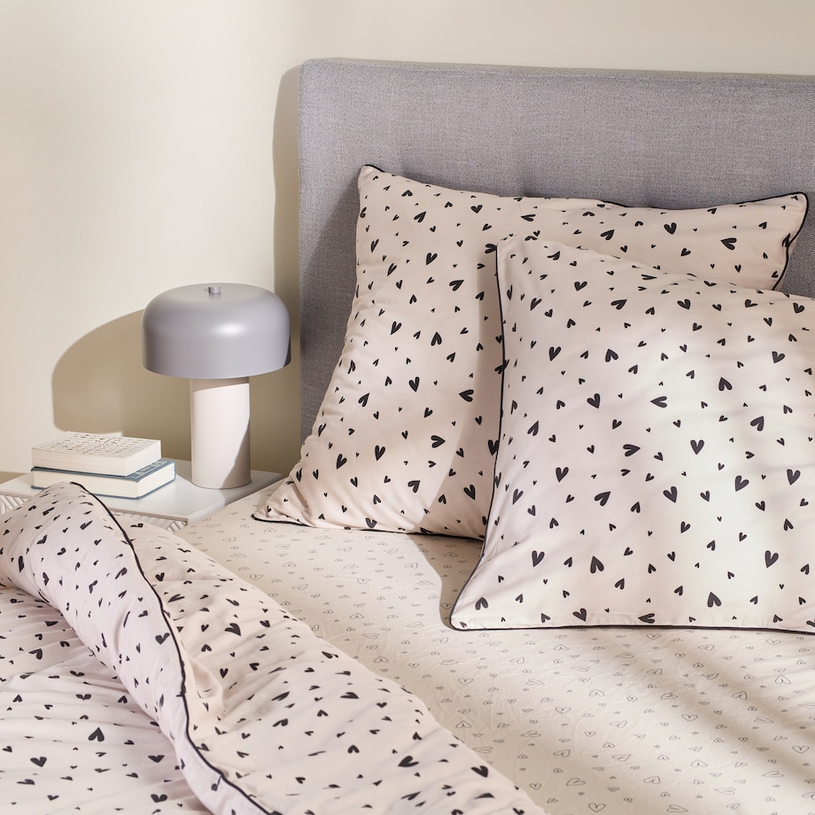 Prześcieradło z bawełny satynowej z gumką Malorinka 160x200 cm z motywem serca