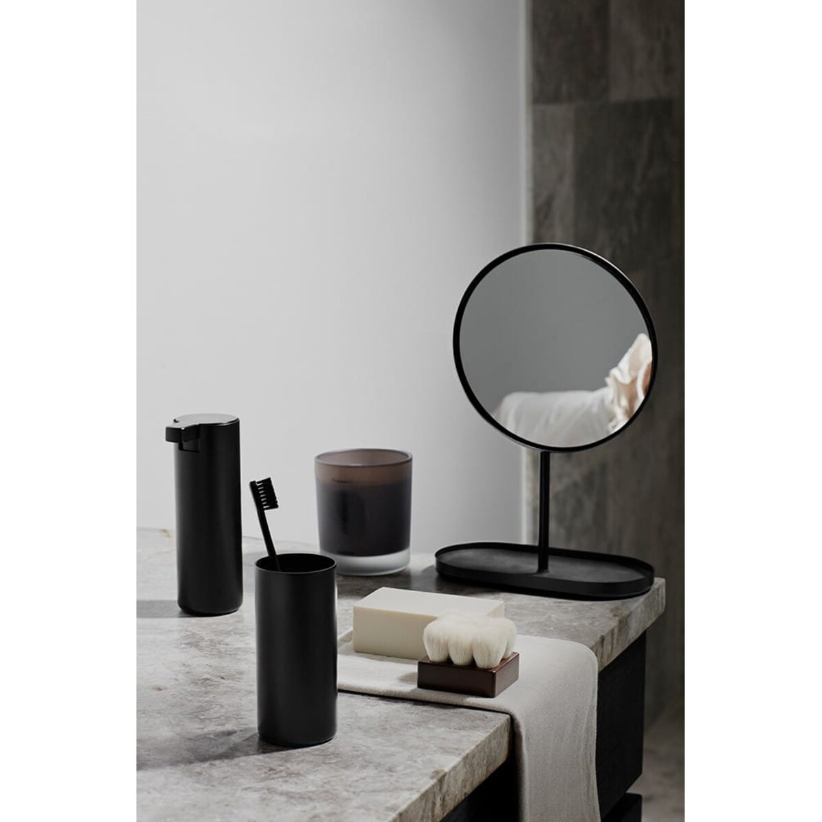 Lusterko z podstawką 5x powiększające MODO - stal, tytan