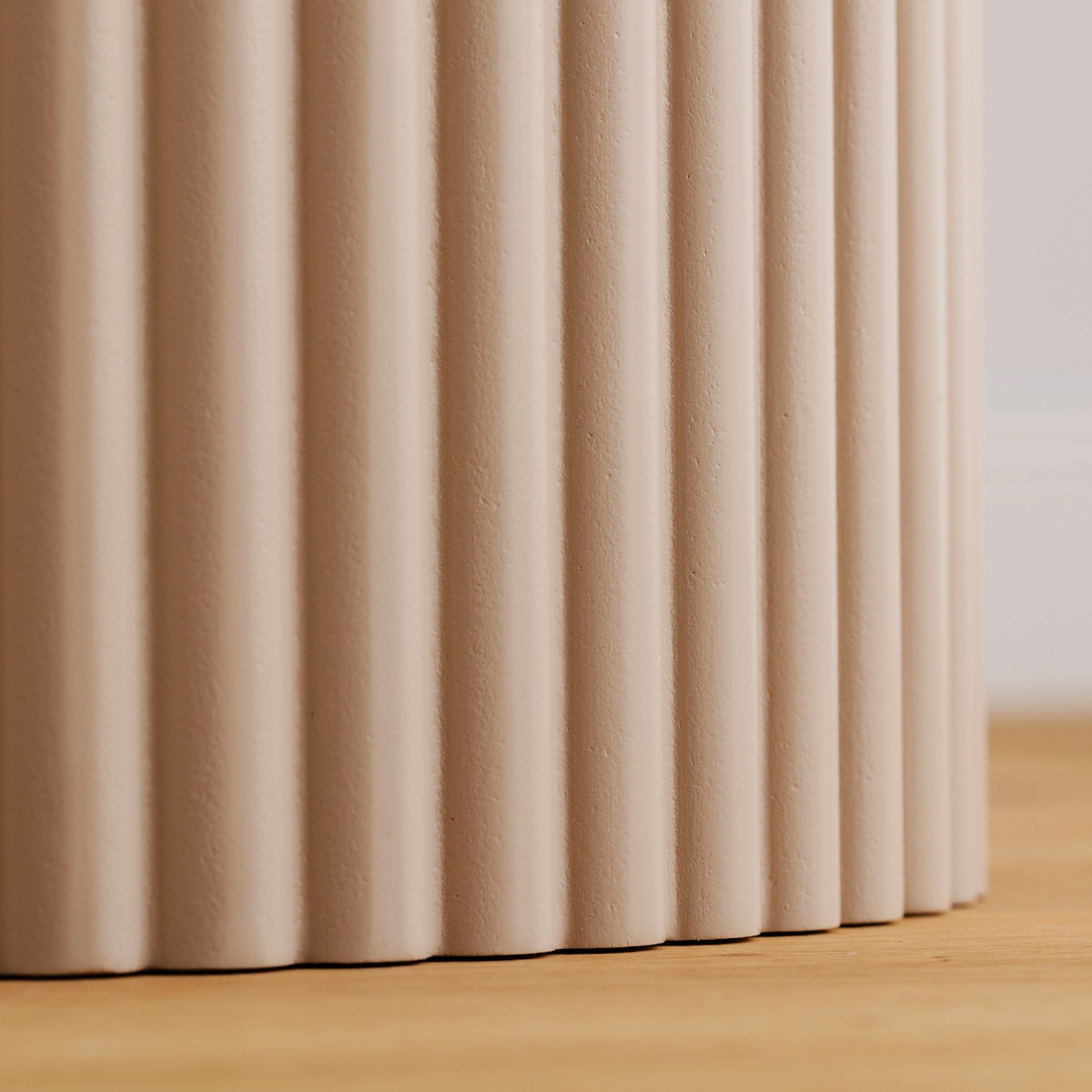 Okrągły ryflowany stolik riffle