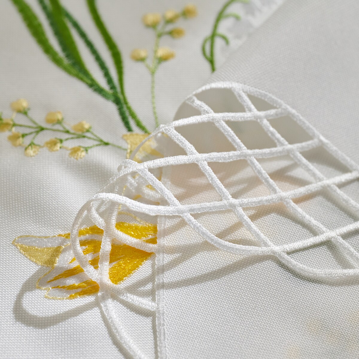 Bieżnik Haftowany Dafodil 35x174 cm z motywem kwiatowym