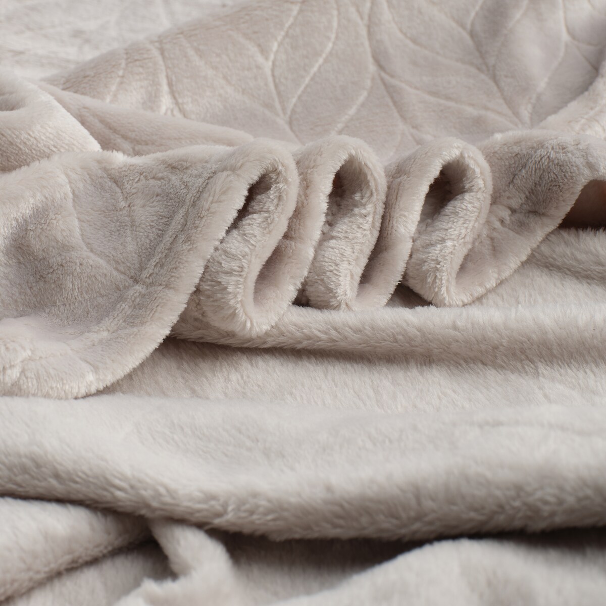 Jednokolorowy koc z wytłoczonym wzorem Violineos 150x200 cm z motywem arabeski