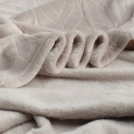 Jednokolorowy koc z wytłoczonym wzorem Violineos 150x200 cm z motywem arabeski