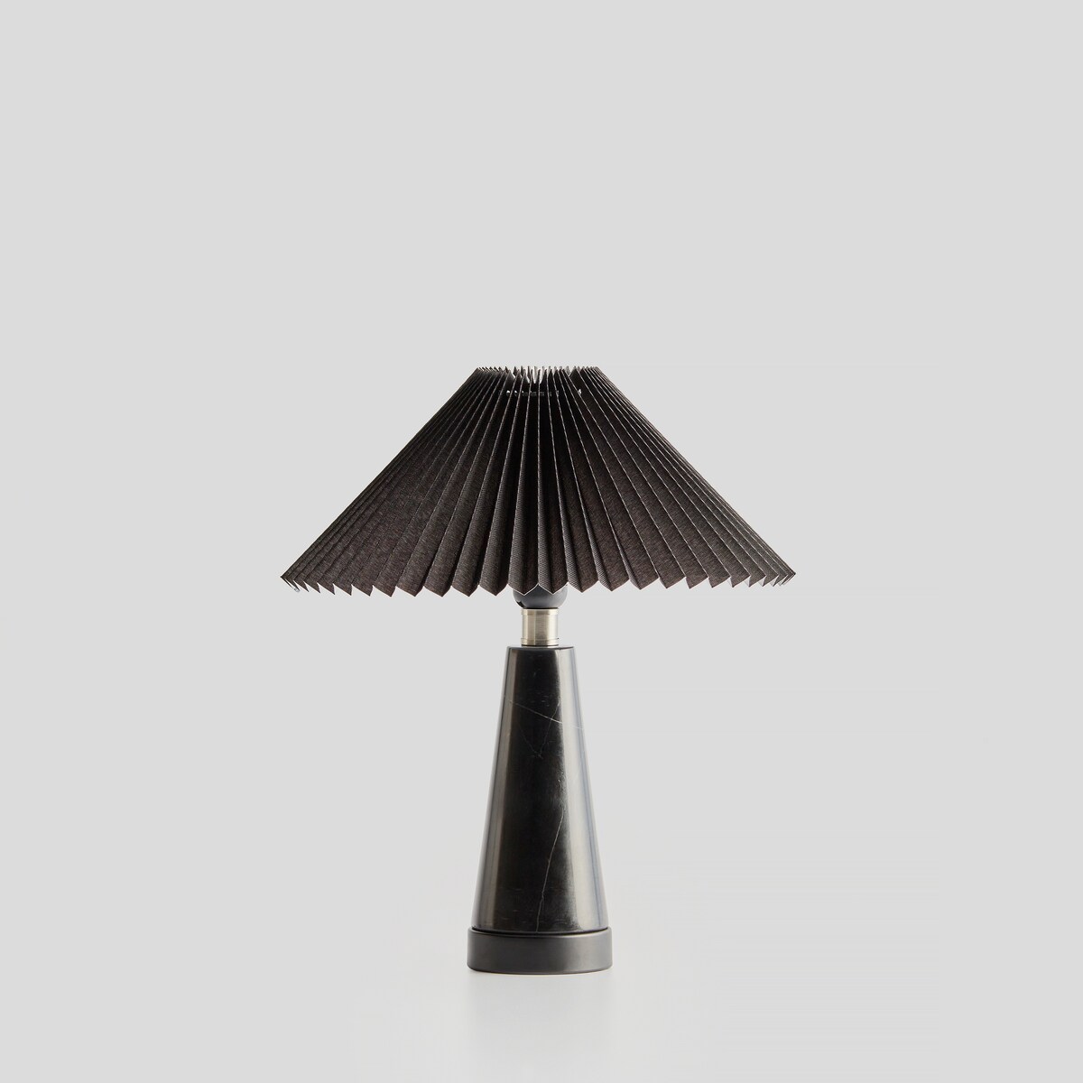 lampa stołowa z marmurową podstawą rebecka