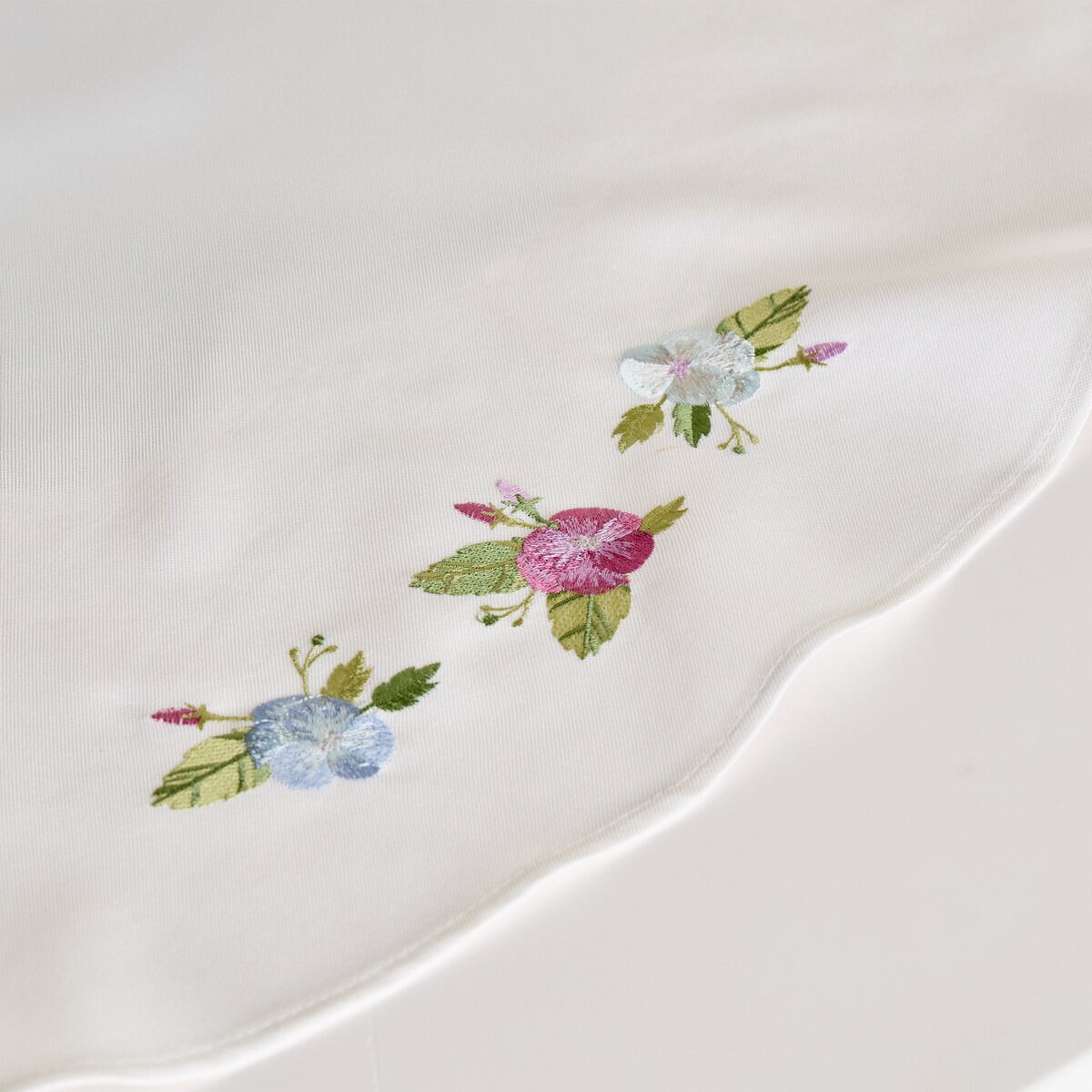 Obrus Haftowany Pansisa z motywem kwiatowym