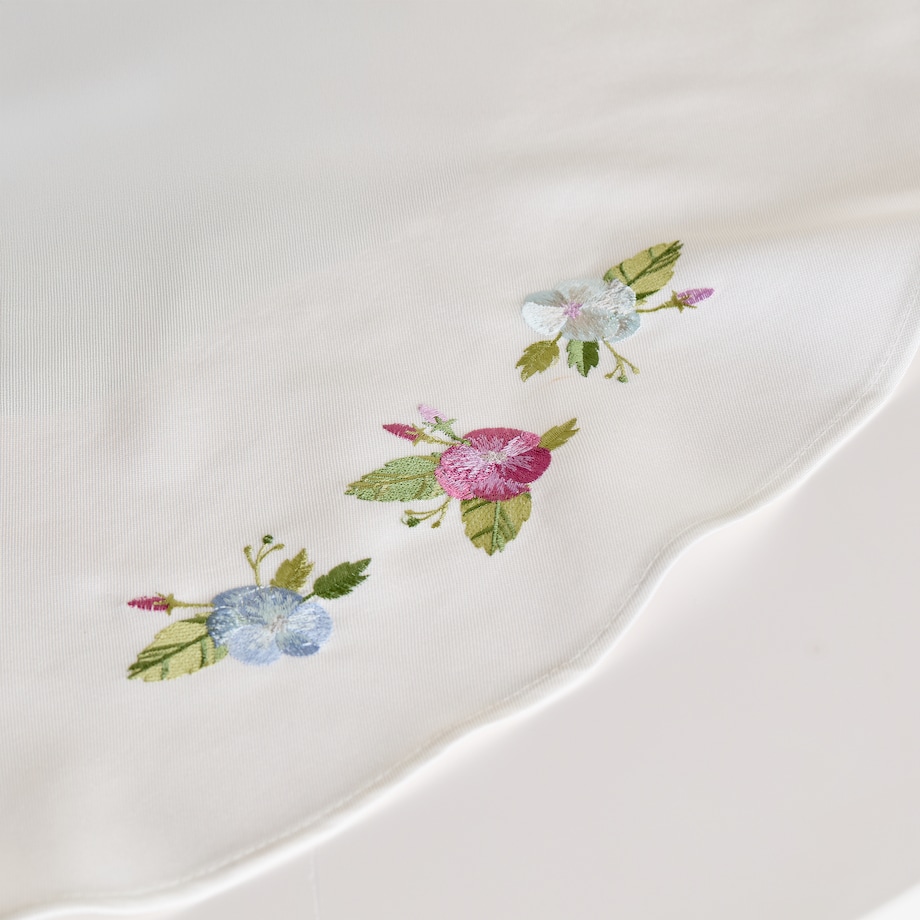 Obrus Haftowany Pansisa z motywem kwiatowym