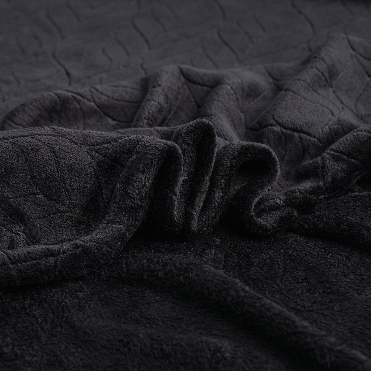 Jednokolorowy koc z wytłoczonym wzorem Violineos 150x200 cm z motywem arabeski