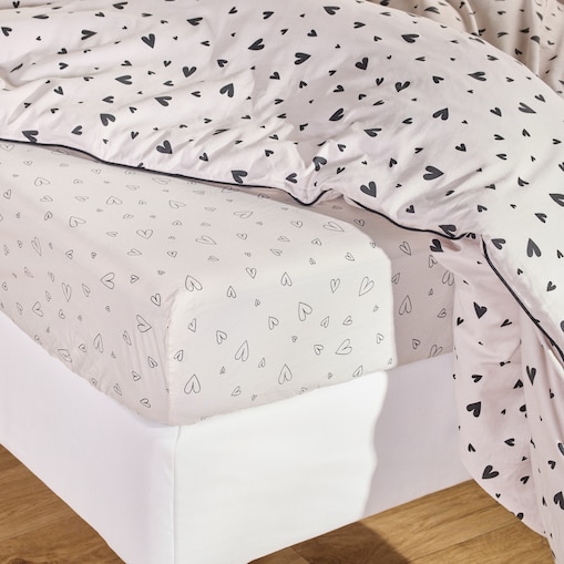 Prześcieradło z bawełny satynowej z gumką Malorinka 140x200 cm z motywem serc