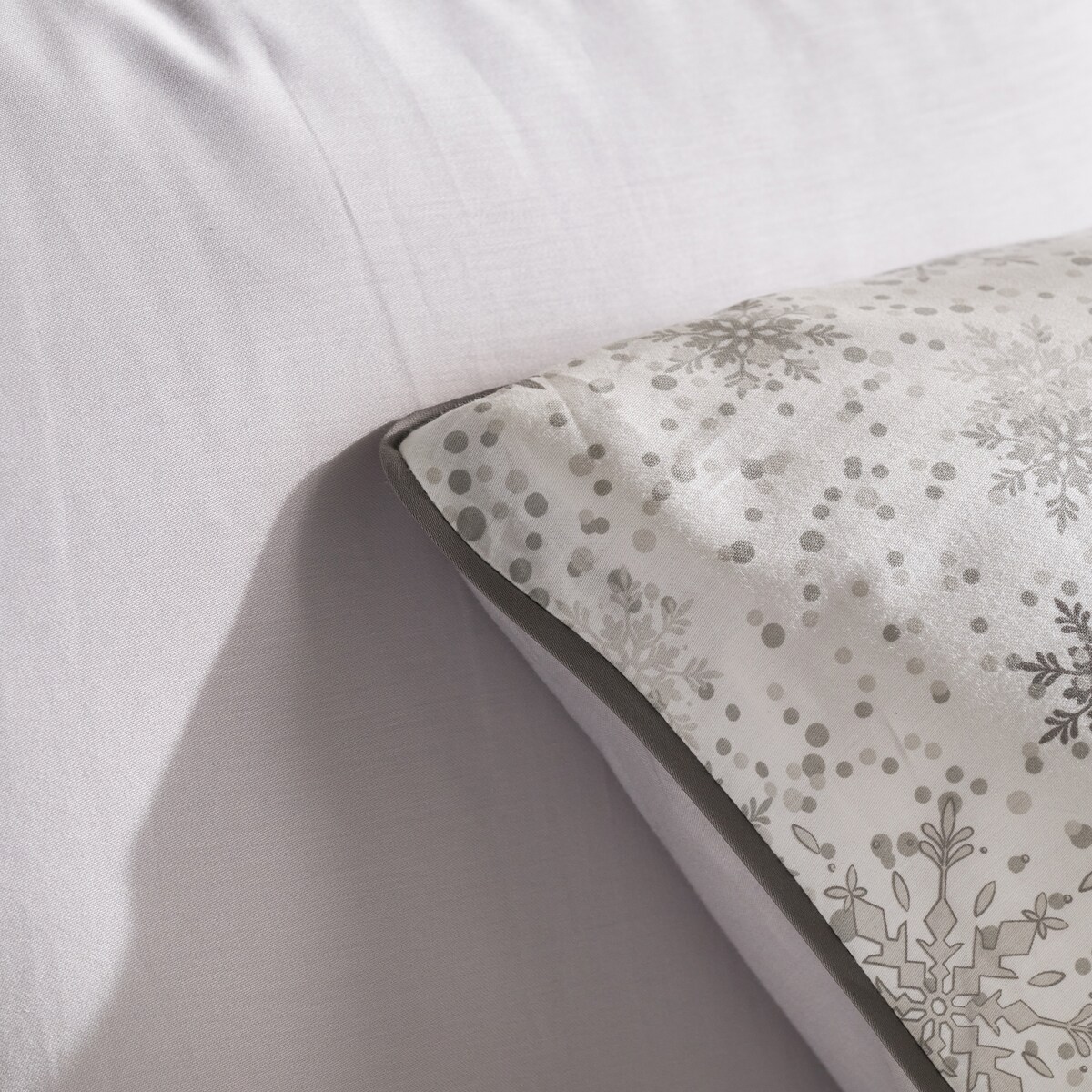 Pościel z bawełny satynowej z lamówką Snowf 140x200 cm z motywem śnieżynki