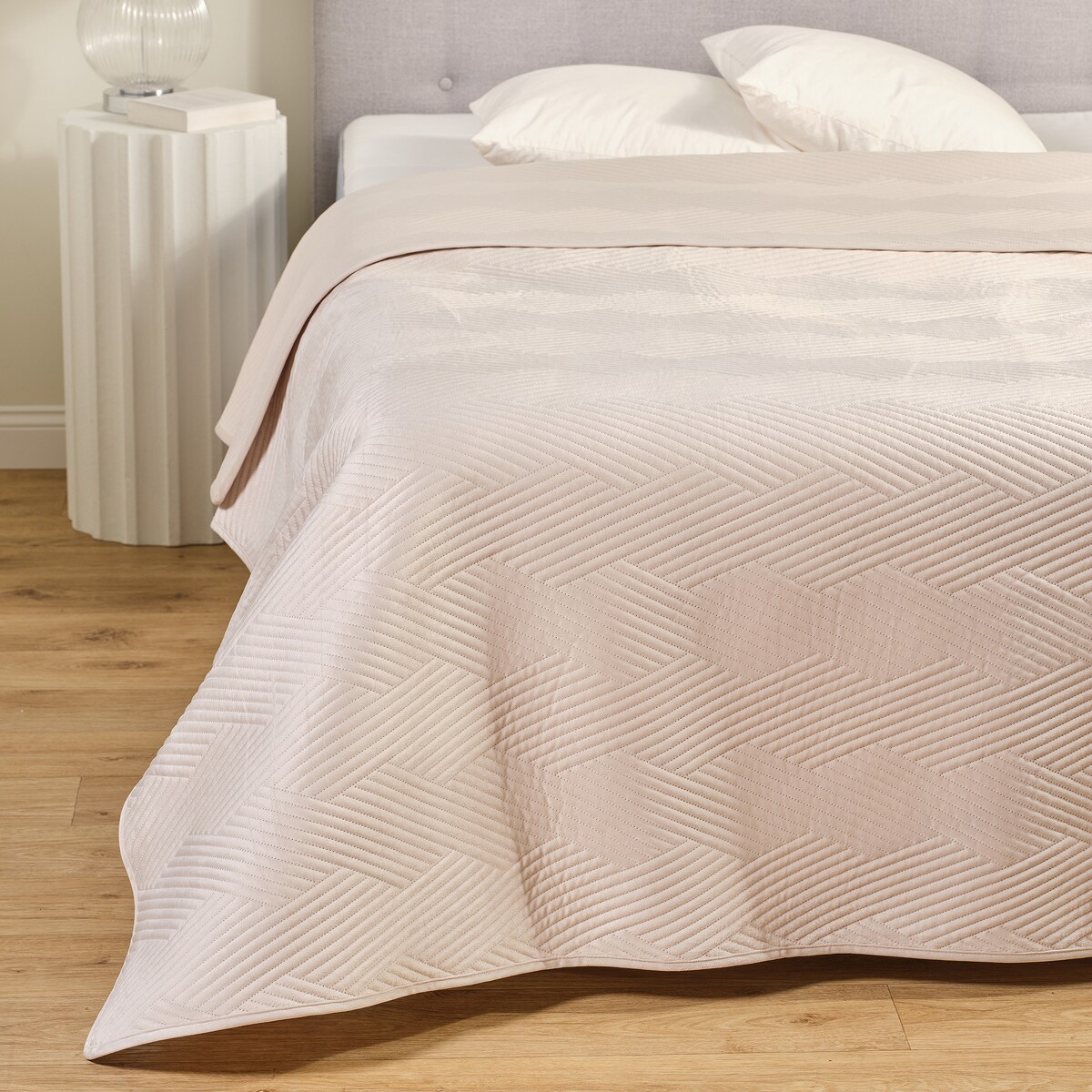 Jednokolorowa narzuta na łóżko z wytłoczonym wzorem Trialett 180x220 cm