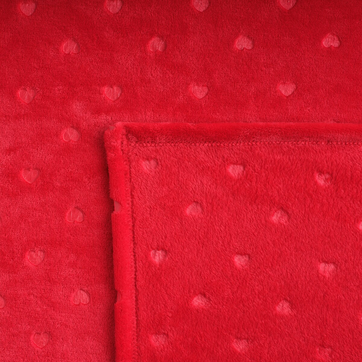 Jednokolorowy koc z wytłoczonym wzorem Kisalis 150x200 cm z motywem serca