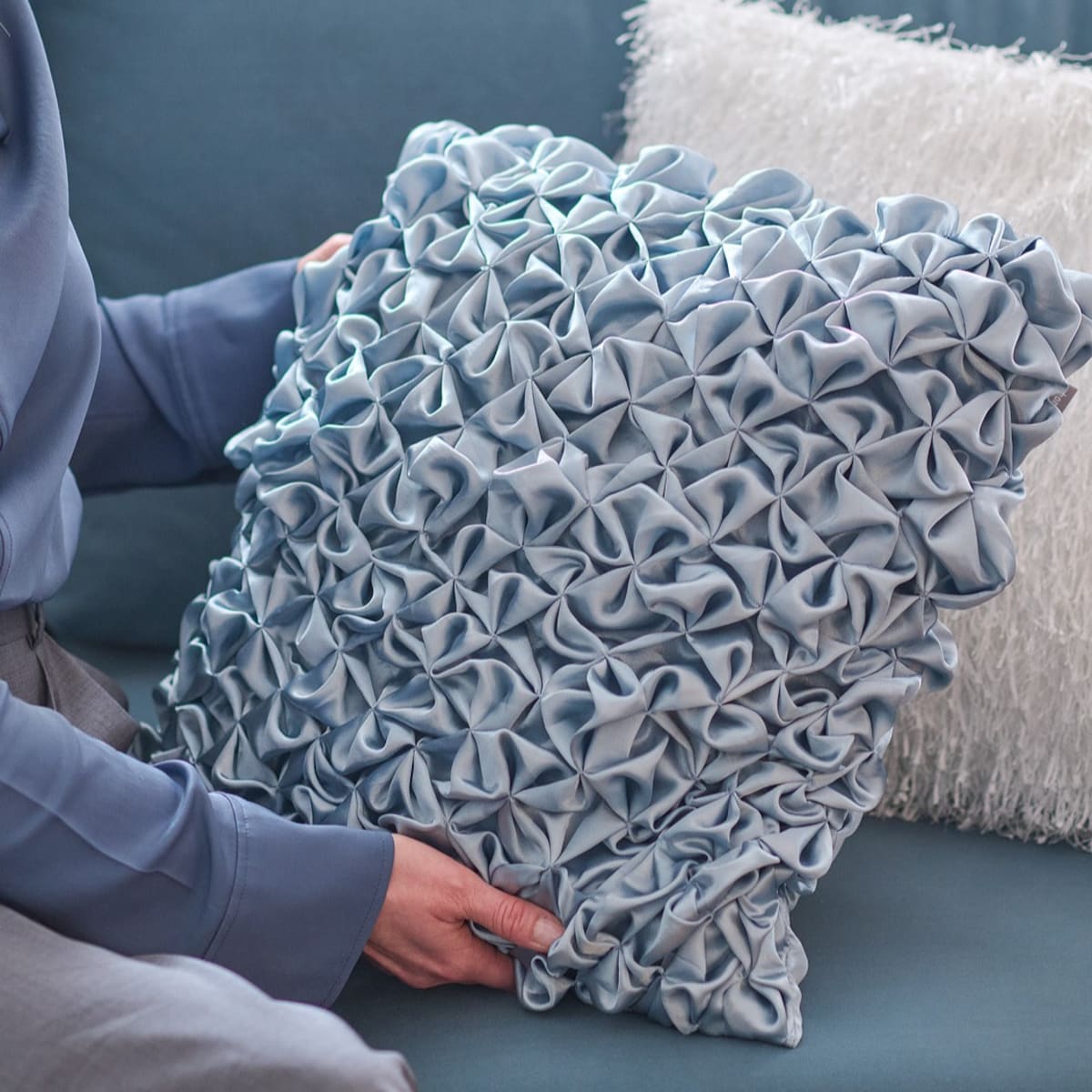 Poszewka satynowa drapowana Glamo 45x45 cm