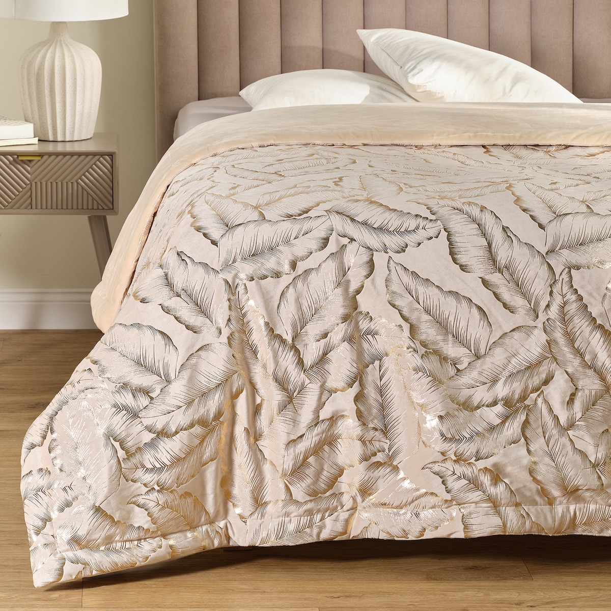 Wzorzysta narzuta na łóżko Foglare 220x240 cm z motywem liściastym