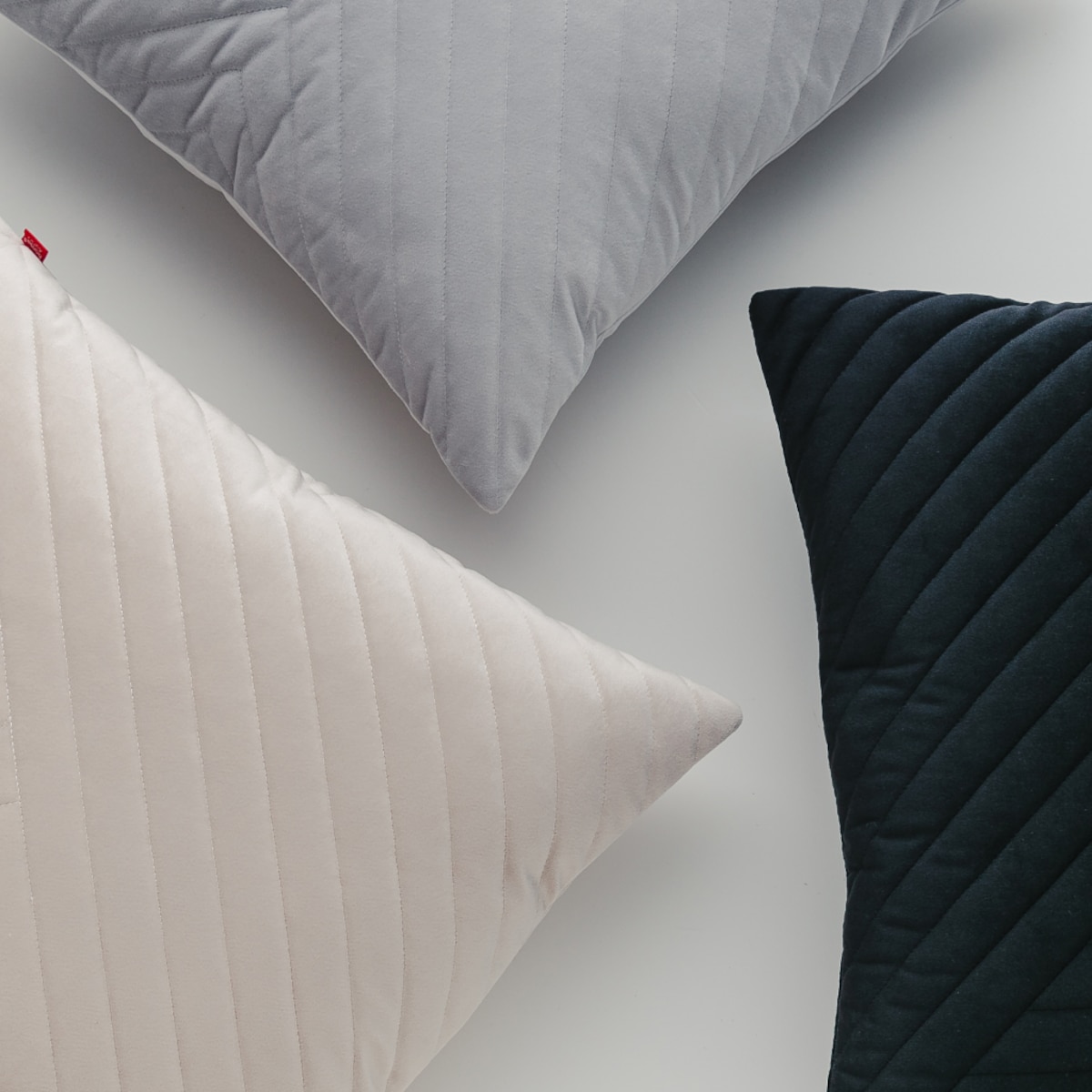 Poszewka welwetowa z geometrycznym przeszyciem Minister