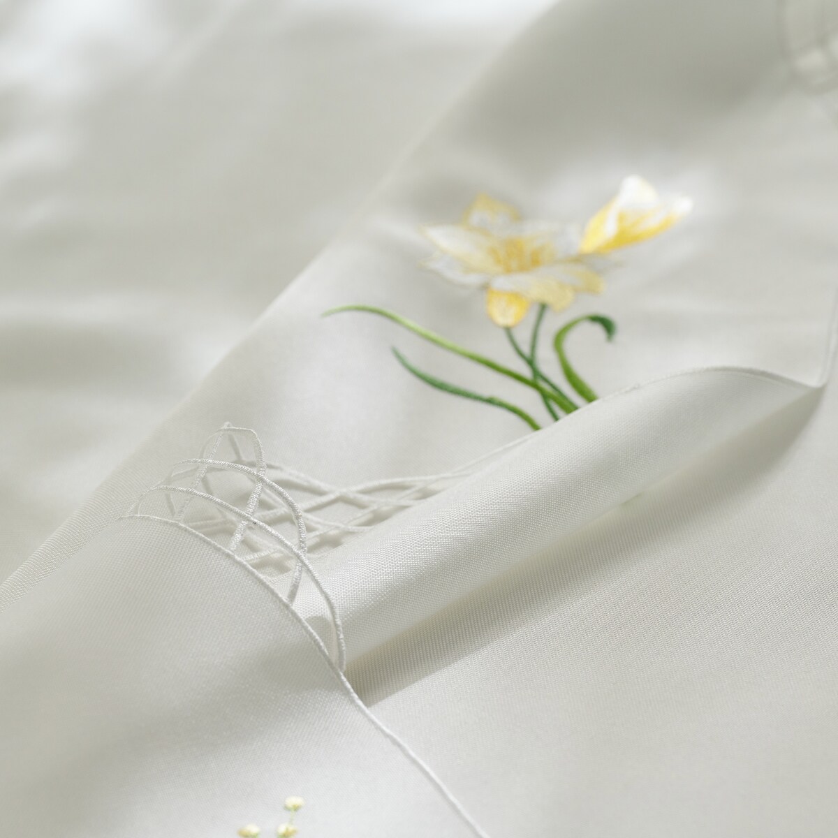 Obrus Haftowany Dafodil 145x220 cm z motywem kwiatowym