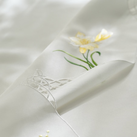 Obrus Haftowany Dafodil 145x220 cm z motywem kwiatowym