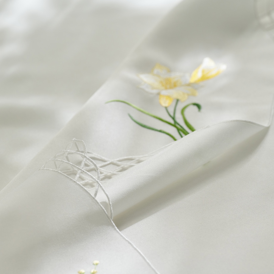 Obrus Haftowany Dafodil 145x220 cm z motywem kwiatowym