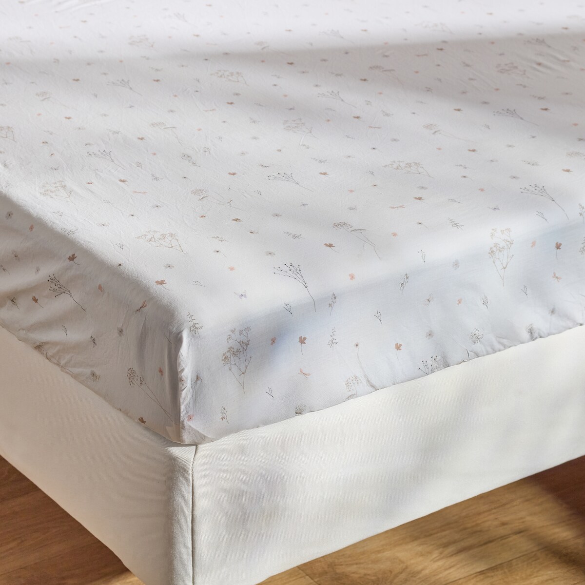 Prześcieradło bawełniane z gumką Dorana 180x200 cm z motywem kwiatowym