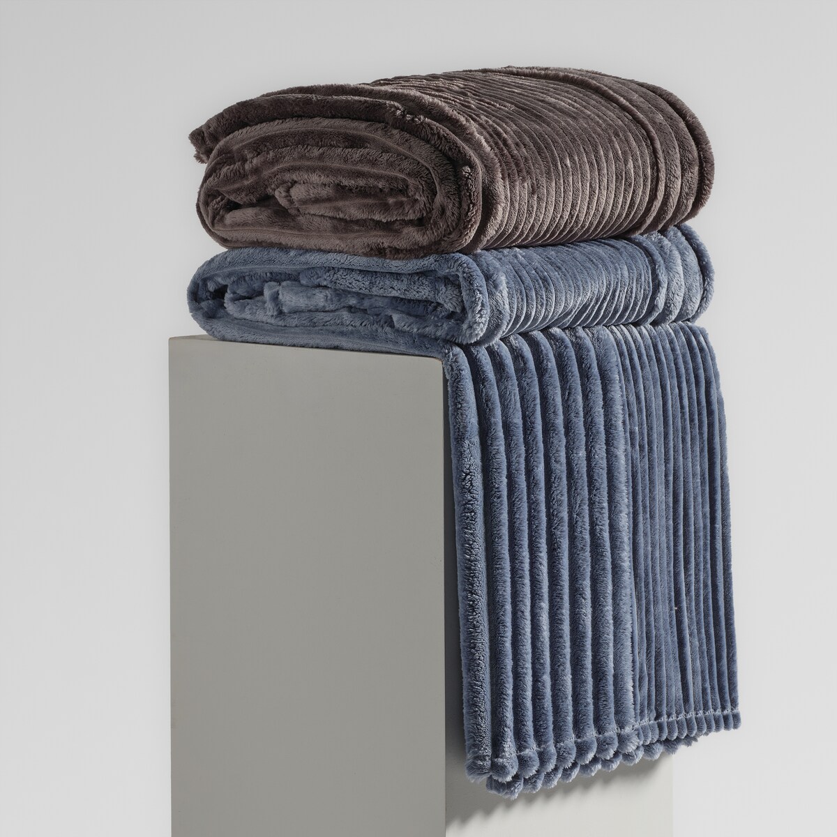 Jednokolorowy koc żakardowy Divite 150x200 cm