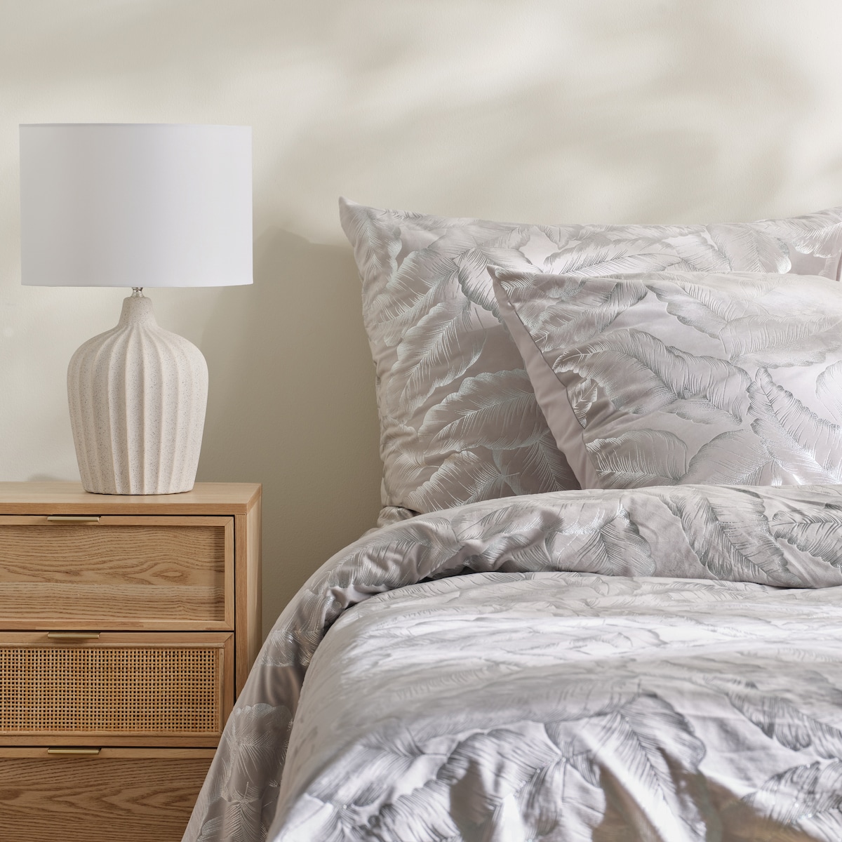 Pościel welwetowa ze złotym nadrukiem Foglare 200x220 cm z motywem liściastym