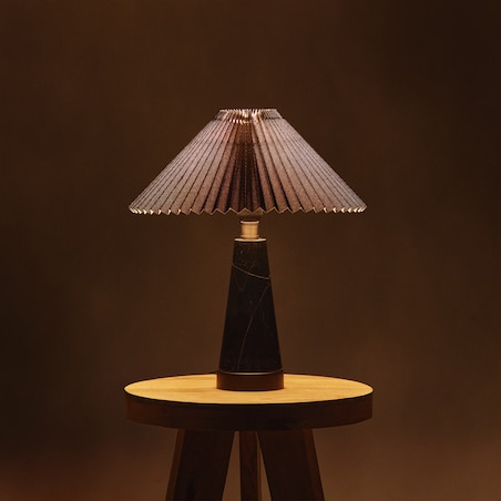 lampa stołowa z marmurową podstawą rebecka