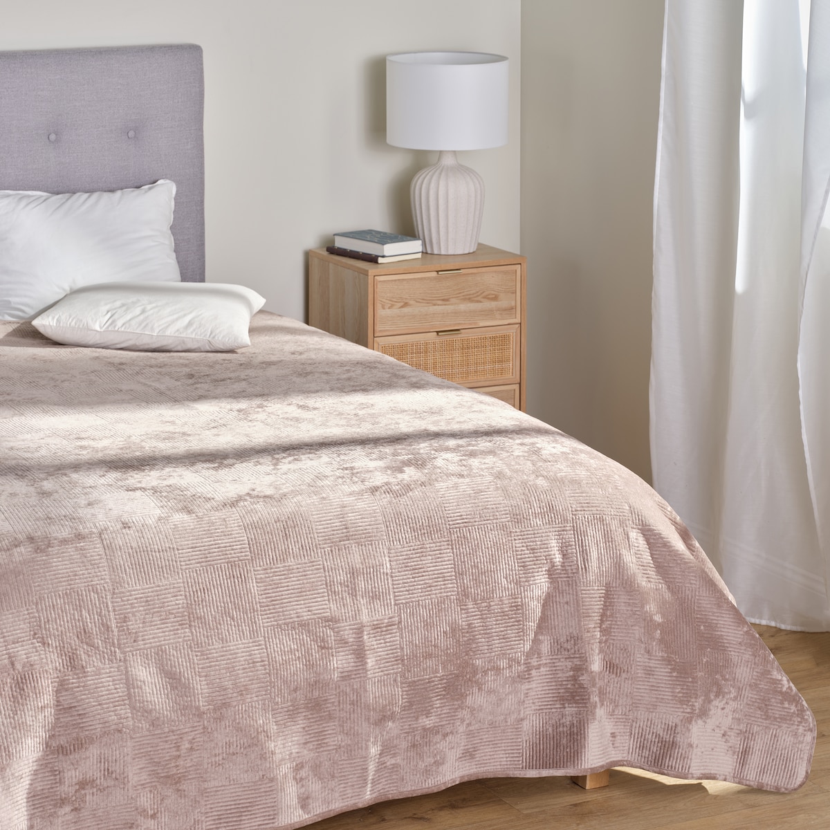 Jednokolorowa narzuta na łóżko Quadron 200x220 cm z motywem geometrycznym