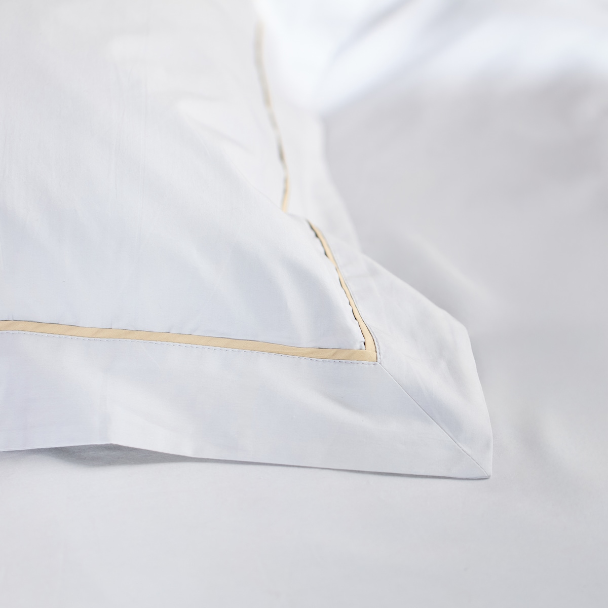 Jednokolorowa pościel z perkalu z lamówką Perlamo 200x220 cm