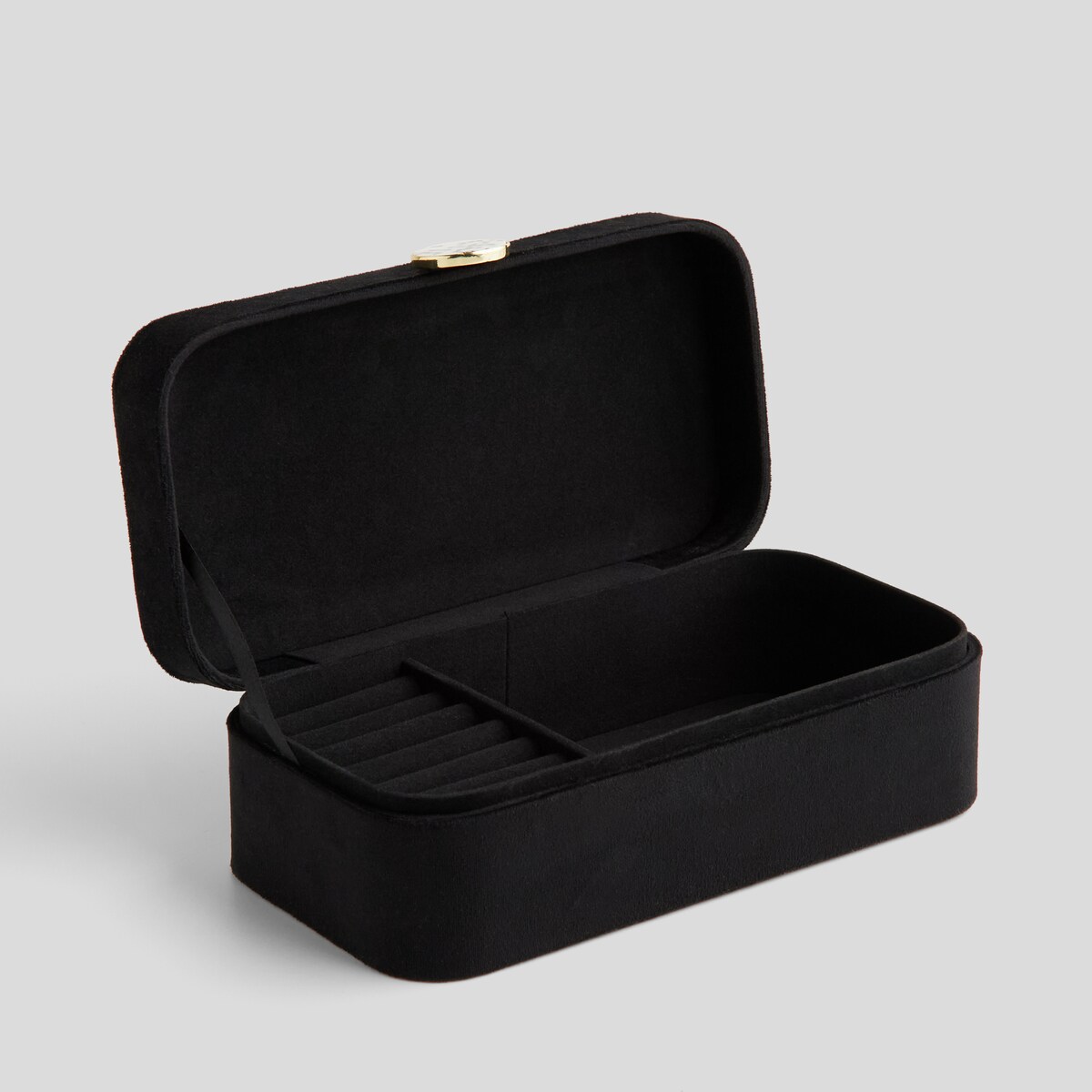 Welurowa szkatułka na biżuterię z ozdobnym zapięciem pokosa