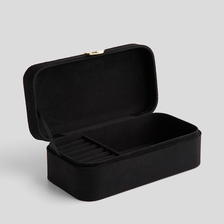 Welurowa szkatułka na biżuterię z ozdobnym zapięciem pokosa