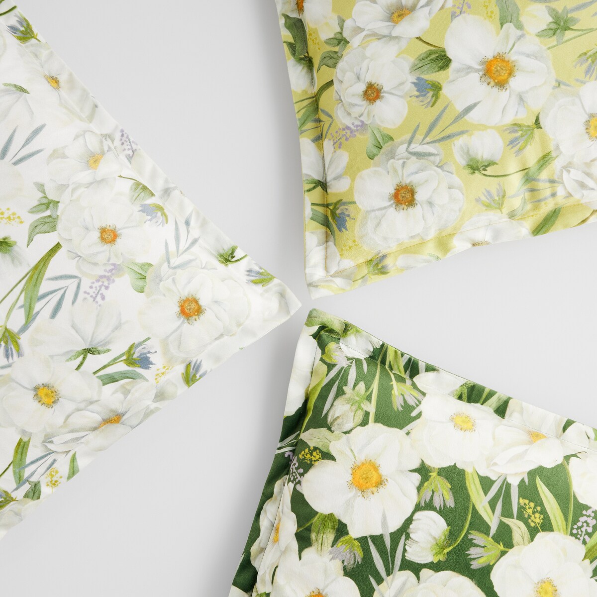 Poszewka z nadrukiem Emeris 45x45 cm z motywem kwiatowym