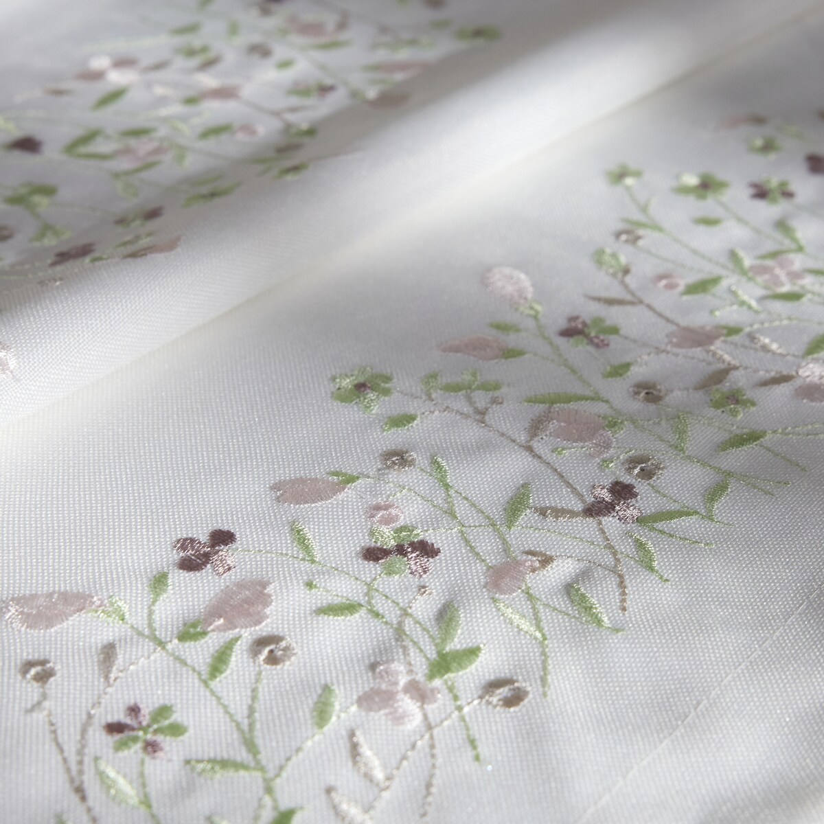 Serweta Haftowana Pineli 80x80 cm z motywem kwiatowym